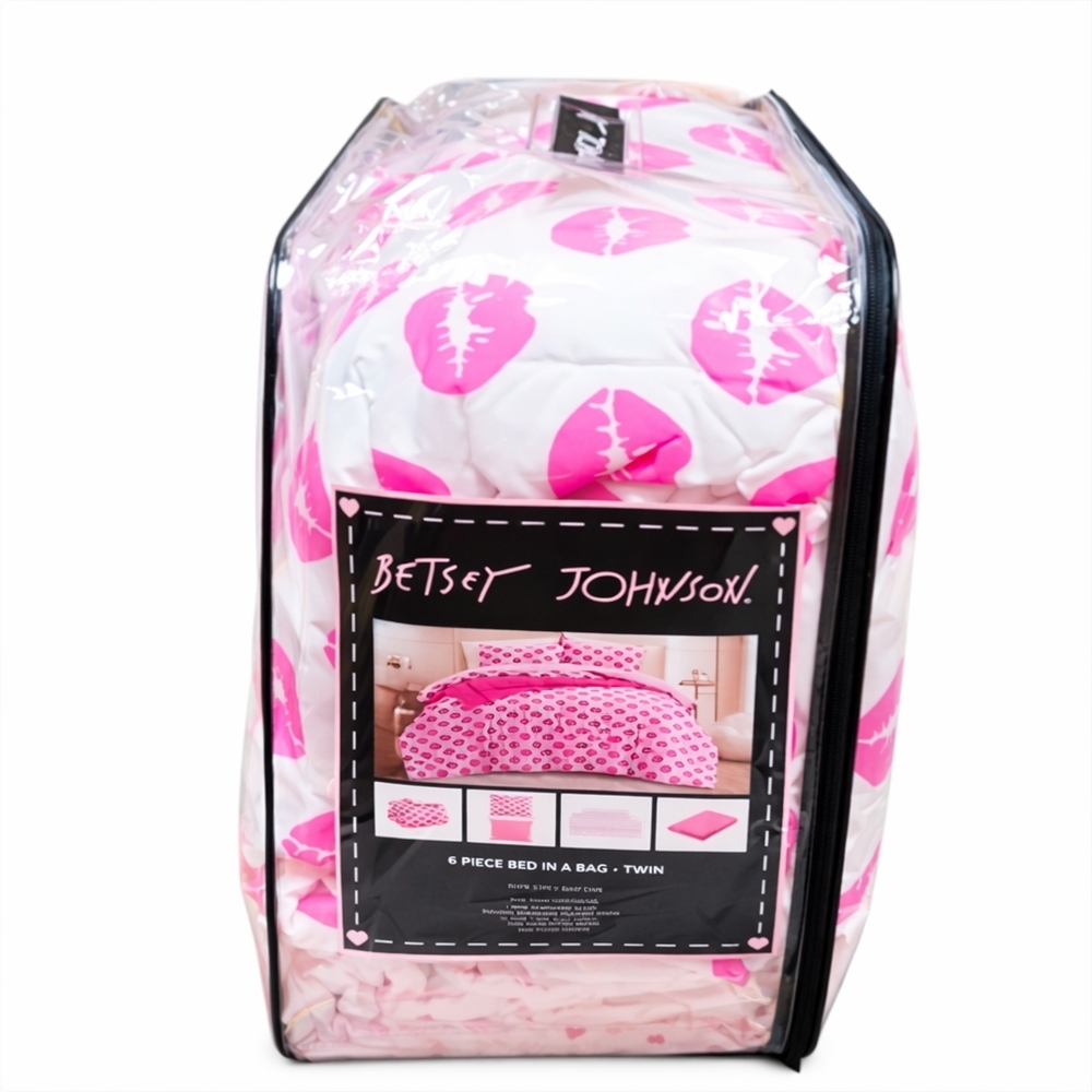 Betsey Johnson 6 Piece Bed In A Bag Pink Lip Print & Hearts Twin Bed Set NWT - Picture 4 of 16